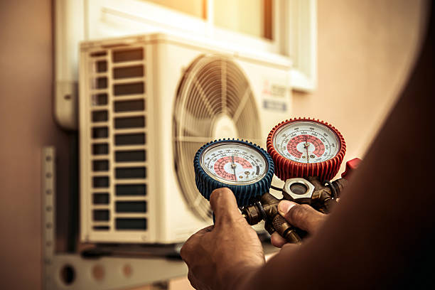 Professional Hvac technician working in Greenville, MS